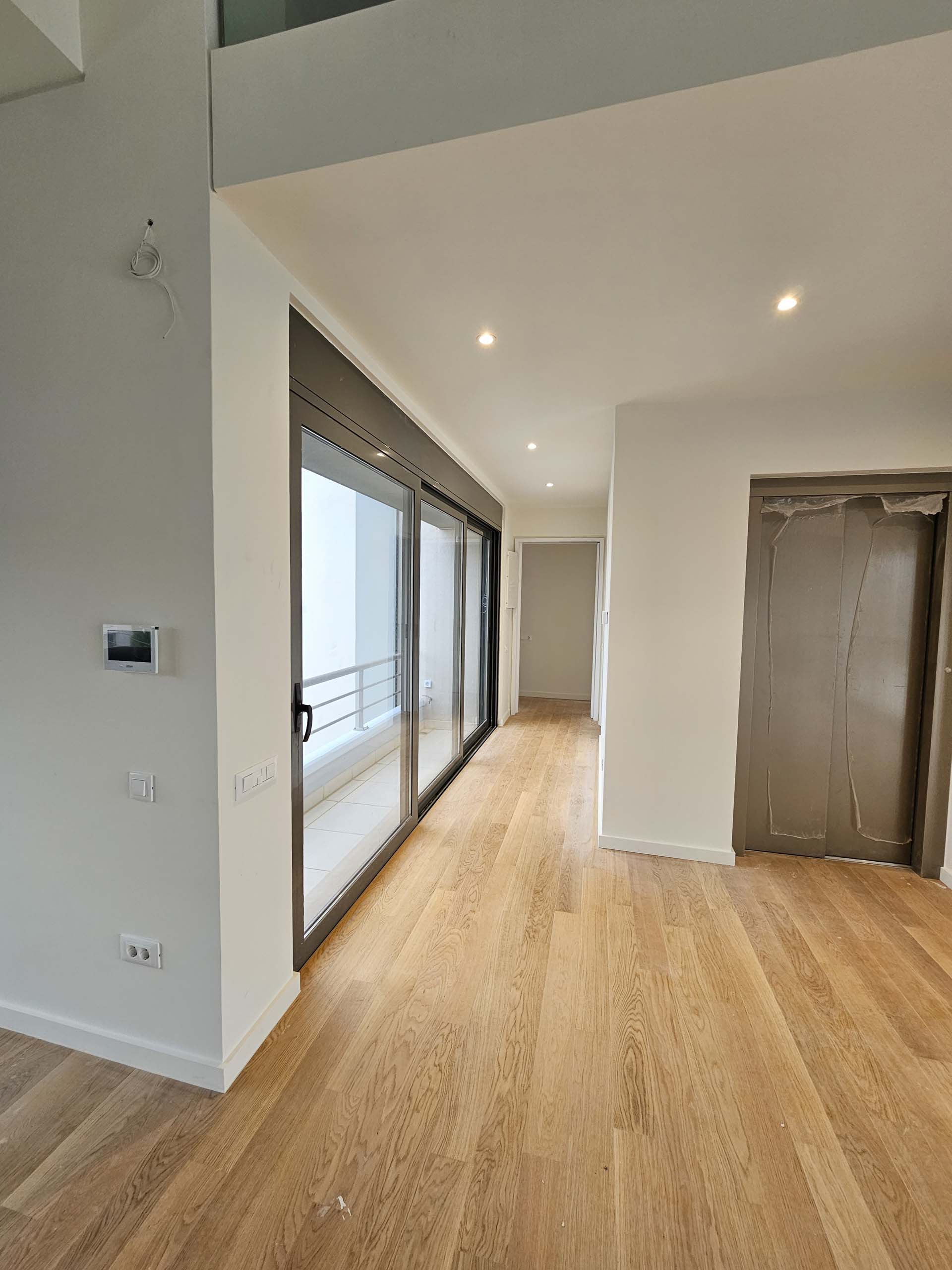 21aaaeef33254d69a51a027c020b5273-original Stylish Split-Level Living in Voula