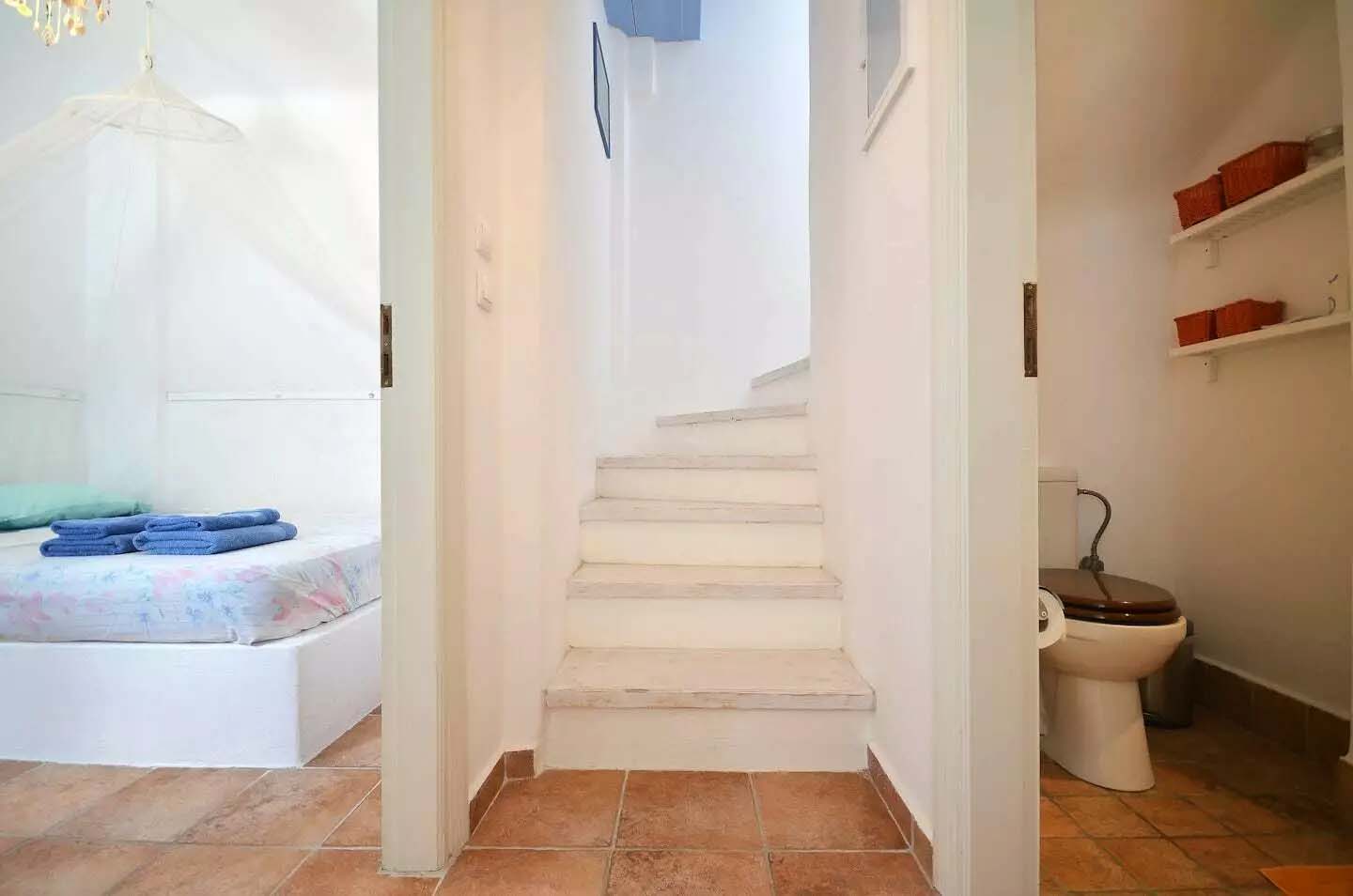 382d274101684d029d591403778bdd1b-original Dual-Level Charm in Mykonos