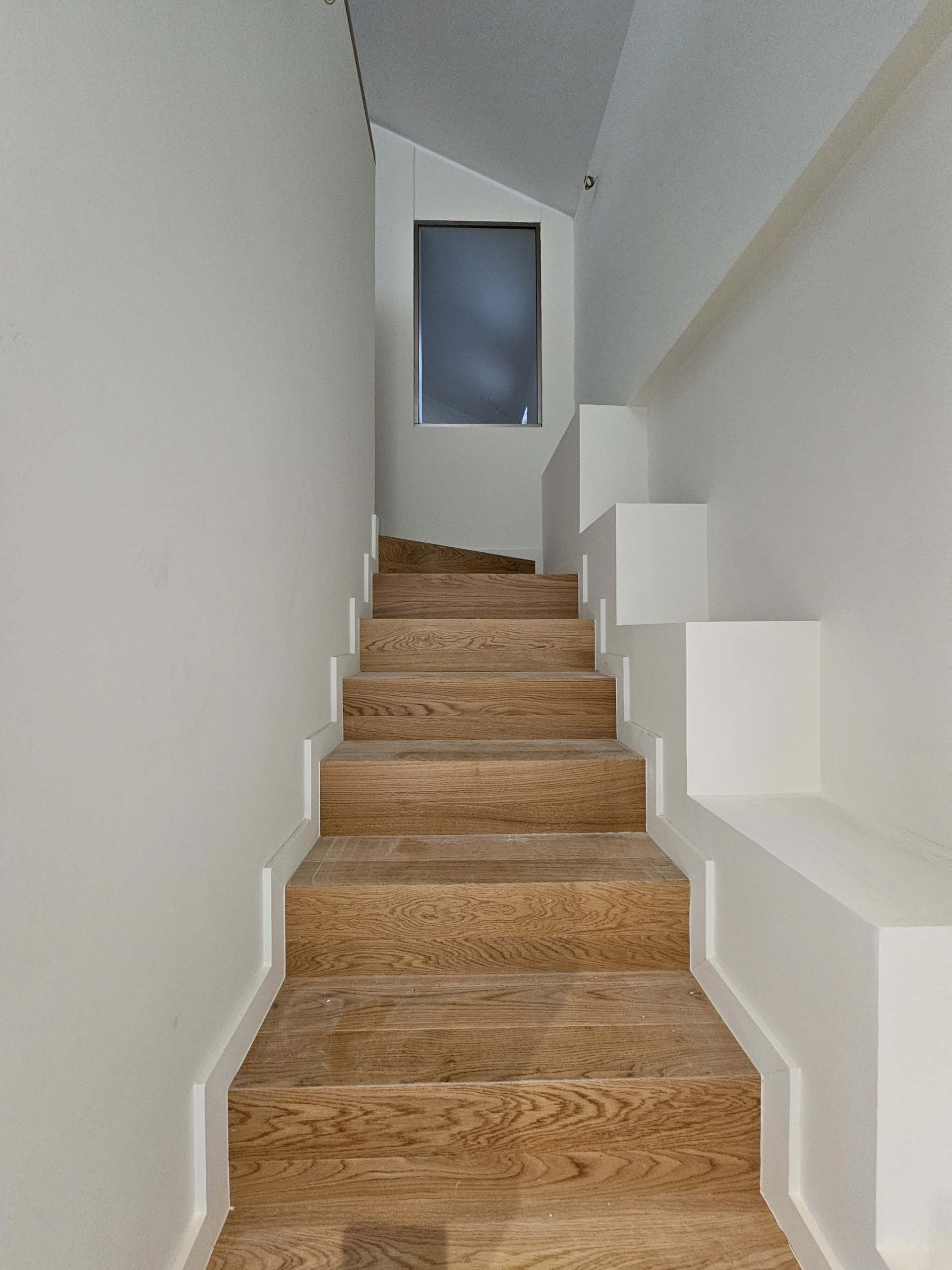 7bfabd801b1a4374a64da451ec291e44-original Stylish Split-Level Living in Voula