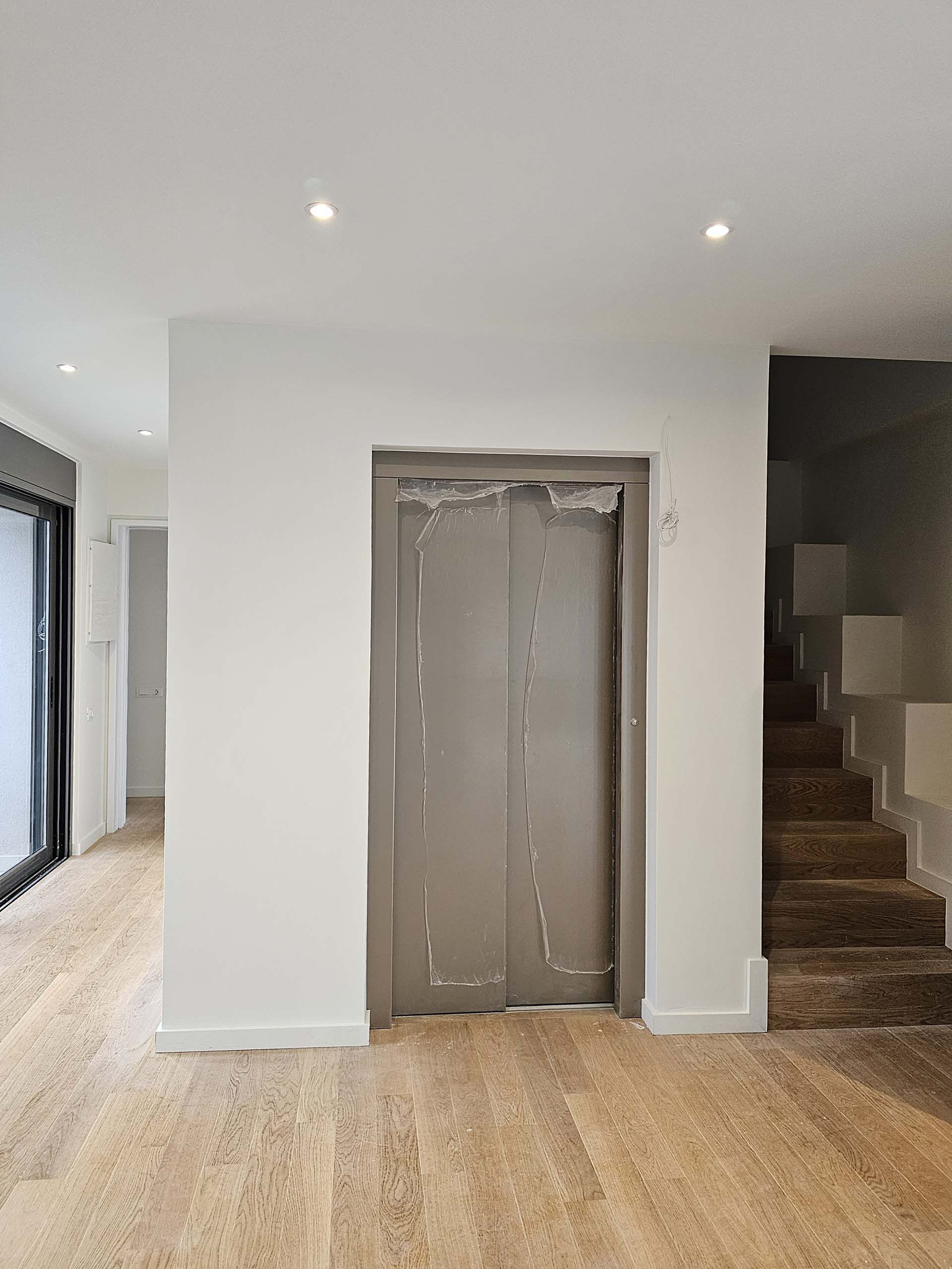 7d144e7bea07453bb9da4799f6d7c5d2-original Stylish Split-Level Living in Voula