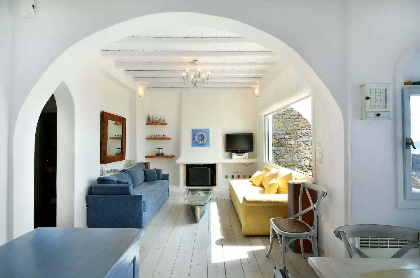 abe1fbddf8fb4331b245a4a4118ec81f-original Dual-Level Charm in Mykonos