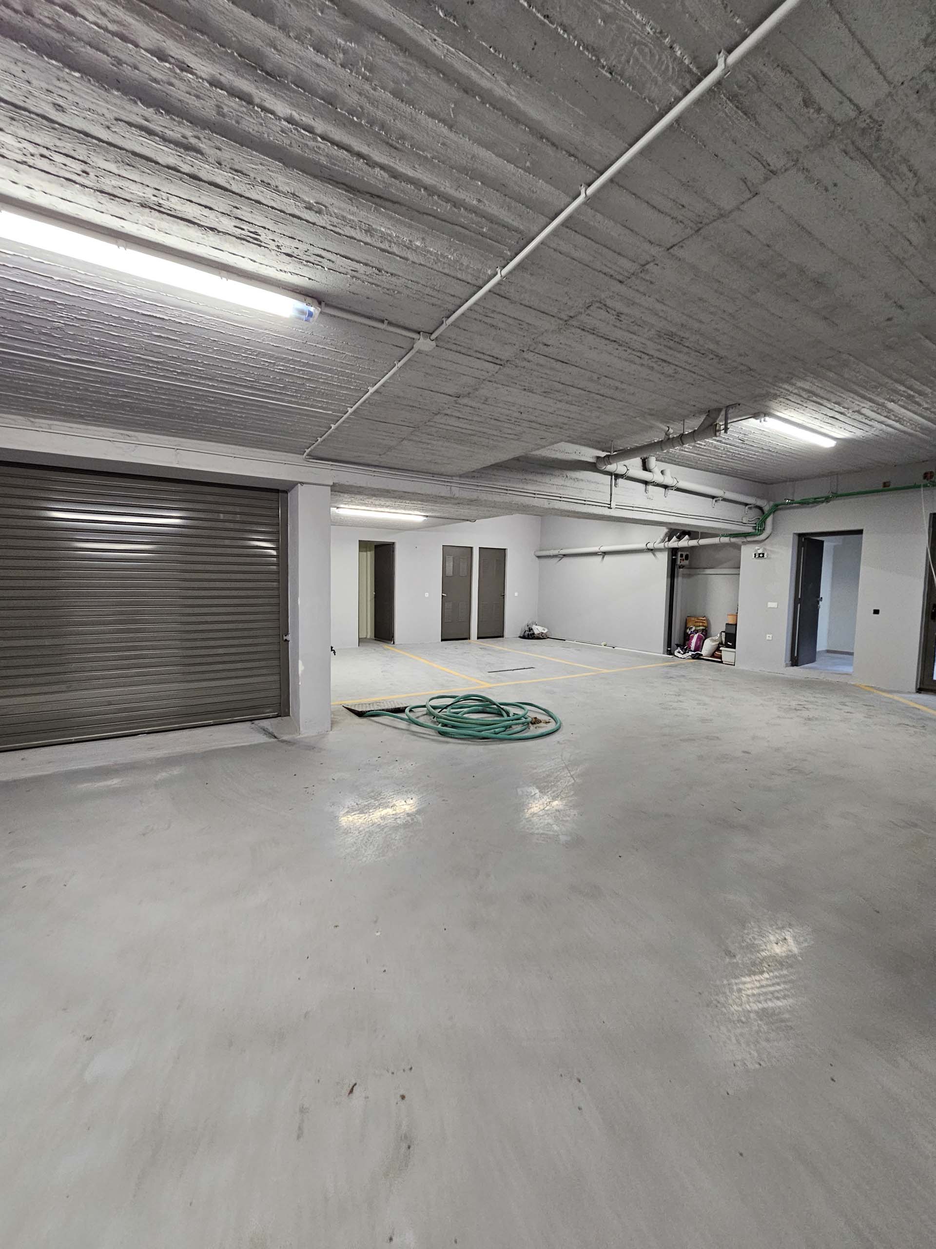 e6f024b76e4d49908cf20f00dac30b06-original Stylish Split-Level Living in Voula