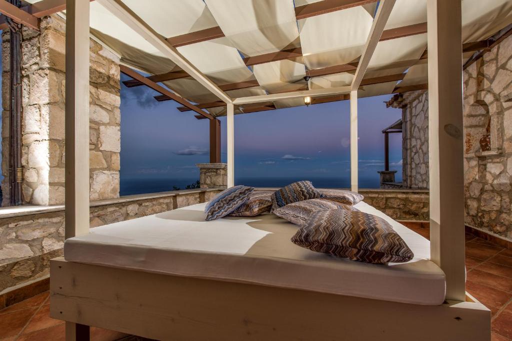 Rustic Elegance with Panoramic Sea Views in Skinaria