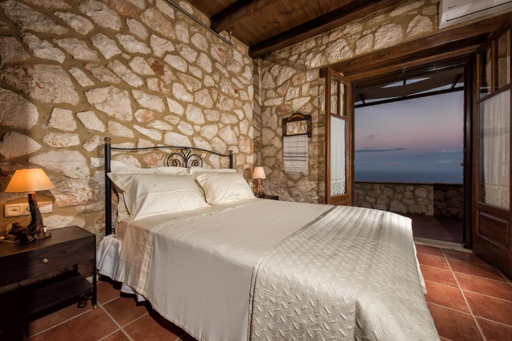 Rustic Elegance with Panoramic Sea Views in Skinaria
