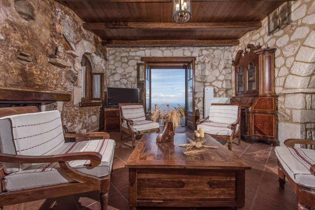 Rustic Elegance with Panoramic Sea Views in Skinaria