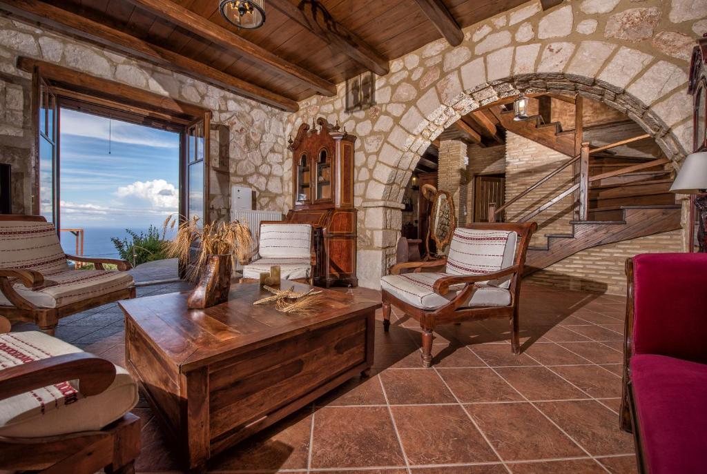 Rustic Elegance with Panoramic Sea Views in Skinaria